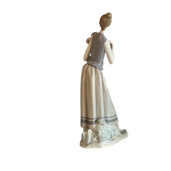 Lladro Mother and Child Sculpture in Tan and Cream - Picture 3 of 6